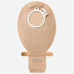 Présentation de la Poche Stomie Vidangeable SenSura®  La Poche Stomie SenSura®  est conçue pour répondre aux besoins des personnes stomisées. Elle associe une double adhésion à une poche confortable et discrète pour offrir une protection cutanée optimale et une discrétion maximale. Grâce à son protecteur cutané unique composé de deux gommes, cette po  de deux gommes, cette poche garantit une adhérence sûre et fiable, assurant ainsi une sécurité totale tout au long de la journée. De plus, sa conception ergonomique offre un confort exceptionnel, vous permettant de vaquer à vos activités quotidiennes en toute confiance.  Avantages clés de la Poche Stomie Vidangeable SenSura®  La Poche Stomie SenSura® (1-Pièce) présente plusieurs avantages clés pour vous offrir une expérience de stomie optimale. Tout d'abord, elle comprend une couche de protection qui préserve la peau des effluents stomiaux, réduisant ainsi le risque d'irritations et de complications cutanées. De plus, sa couche de soin de la peau absorbe l'excès d'humidité, préservant ainsi la santé de la peau et améliorant votre confort. La poche est également dotée d'un filtre intégré qui empêche les ballonnements et les renflements inutiles tout en neutralisant les odeurs, vous assurant ainsi une discrétion maximale. Enfin, son tissu doux à l'arrière est à la fois solide et hydrofuge, ce qui la rend résistante à l'eau et adaptée à une utilisation sous la douche.  Avec la Poche Stomie Vidangeable SenSura® de Coloplast, vous pouvez vivre chaque jour en toute confiance, sachant que vous bénéficiez d'une solution fiable, confortable et discrète pour vos besoins en matière de stomie.